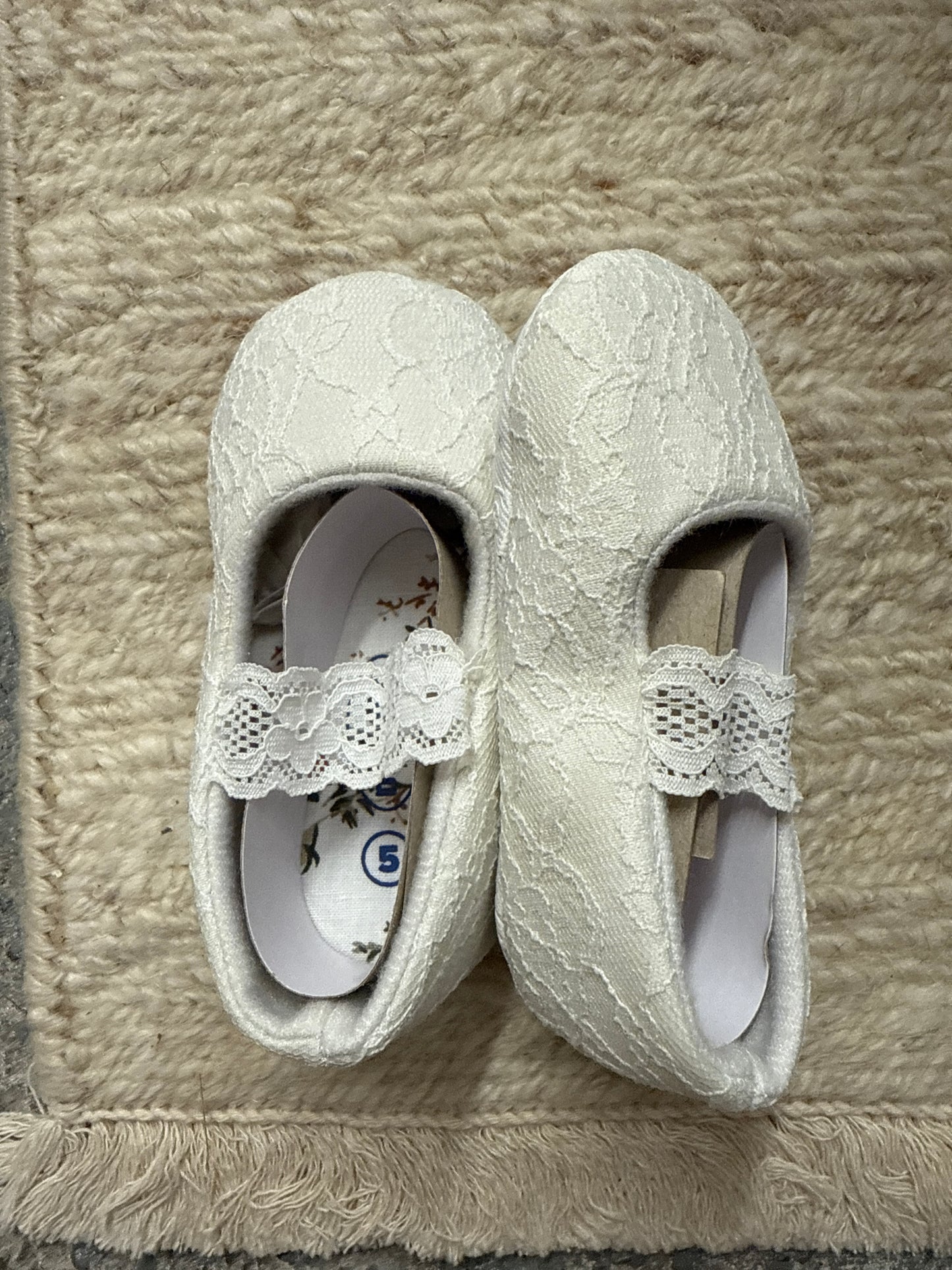 Myggp Lace Toddler Ballet Flats
Size 5 
White lace