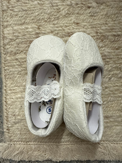Myggp Lace Toddler Ballet Flats
Size 5 
White lace